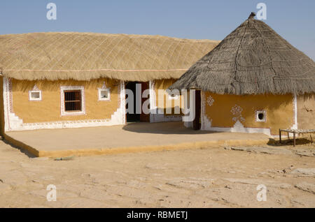 Chalets aux toits de chaume, Jaisalmer, Rajasthan, Inde, Asie Banque D'Images