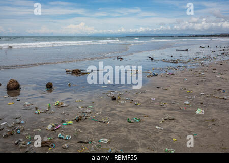 Corbeille sur la plage de l'île de Bali Banque D'Images