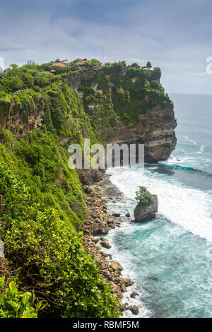 Vue de la falaise d'Uluwatu avec pavillon et d'une mer bleue à Bali, Indonésie Banque D'Images