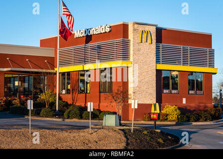 Restaurant McDonald's au coucher du soleil sur l'autoroute Atlanta à Loganville, Géorgie. (USA) Banque D'Images