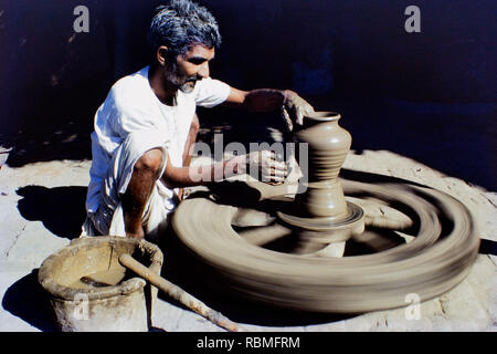 Potter s'clay pot hors de la boue à l'aide de potier, l'Inde, l'Asie Banque D'Images