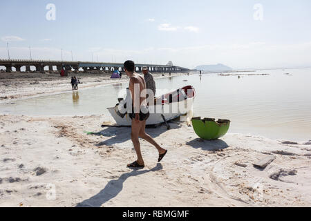 Un homme marche sur la plage de Salt Lake Urmia, province de l'Ouest, l'Iran Banque D'Images