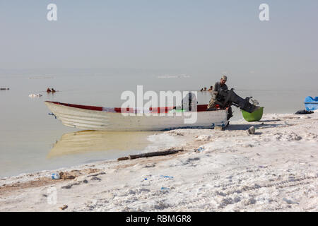 Un batelier avec son bateau sur la plage de l'ouest du lac Urmia, province de l'Azerbaïdjan, l'Iran Banque D'Images