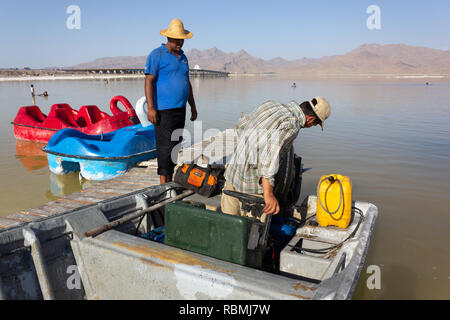 Un batelier avec son bateau sur la plage de l'ouest du lac Urmia, province de l'Azerbaïdjan, l'Iran Banque D'Images