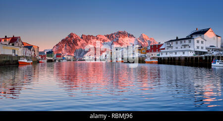 Le port de l'Henningsvær sur les îles Lofoten en Norvège du Nord, photographié au lever du soleil. Banque D'Images