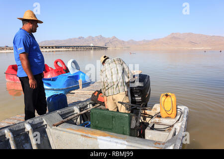 Un batelier avec son bateau sur la plage de l'ouest du lac Urmia, province de l'Azerbaïdjan, l'Iran Banque D'Images