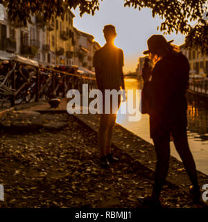 Coucher du soleil sur le Naviglio Grande dans le centre de Milan Banque D'Images