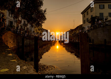 Coucher du soleil sur le Naviglio Grande dans le centre de Milan Banque D'Images