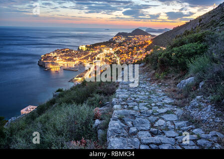 Chemin de pierre dans les collines avec Dubrovnik, Croatie historique dans l'arrière-plan Banque D'Images