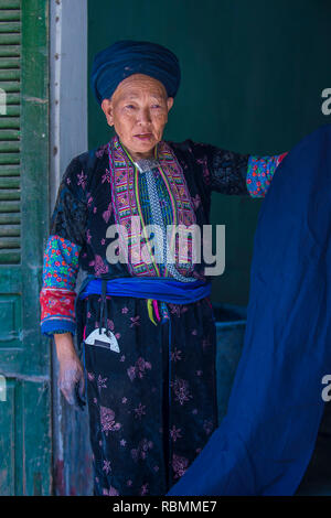 Femme de l'ethnie Hmong noir dans un village près de Dong Van au Vietnam Banque D'Images