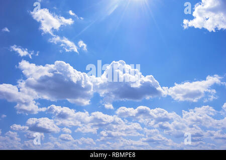 Beaucoup de nuages dans le ciel bleu. Journée ensoleillée. Place pour le texte Banque D'Images