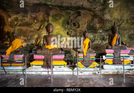 Statue dans la grotte de Wat Tham Suwan Kuha cave à Phang nga, la Thaïlande. 22 Décembre 2018 Banque D'Images