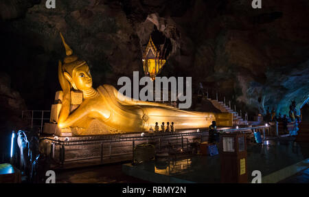 Le golden Budda statue dans la grotte de Wat Tham Suwan Kuha grotte. 22 Décembre 2018 Banque D'Images