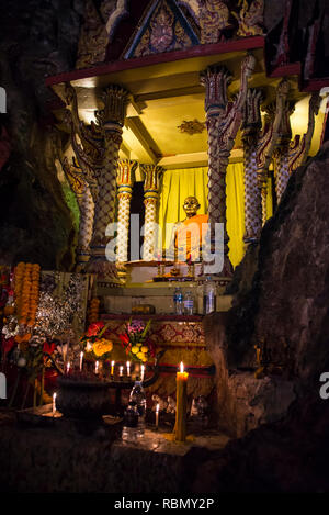 Statue dans la grotte de Wat Tham Suwan Kuha cave à Phang nga, la Thaïlande. 22 Décembre 2018 Banque D'Images