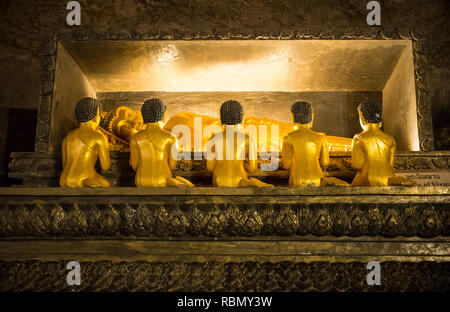 Statue dans la grotte de Wat Tham Suwan Kuha cave à Phang nga, la Thaïlande. 22 Décembre 2018 Banque D'Images