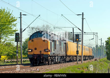 Une paire de locomotives diesel de la classe 37 et les numéros 37602 et 37607 top tailing un train d'essai le long de la ligne principale à l'Est Grand Prince Noir. Banque D'Images