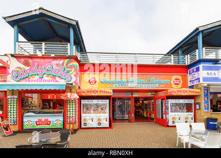 L'île de Southsea Leisure, une gamme colorée de jeux électroniques et sweet shop par Clarence Pier à Southsea, Portsmouth, Royaume-Uni Banque D'Images