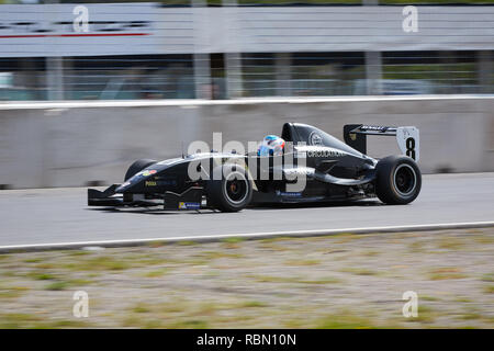 HÄMEENLINNA, FINLANDE - le 11 avril 2016 : une voiture de course de Formule Un à vitesse élevée sur le champ de pratique ouvert à la journée Circuit de Course Ahvenisto en Finlande. Ce Banque D'Images