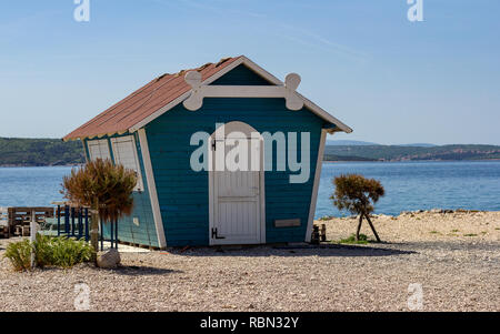 Blue Beach Hut se trouve sur le bord de la mer avec une porte blanche et volets de fenêtre Banque D'Images
