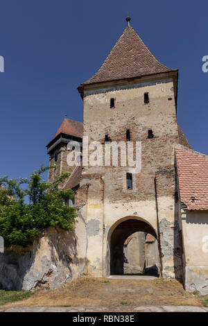 Entrée de l'église évangélique fortifiée Luthern dans Bagaciu, Roumanie Banque D'Images