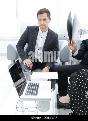 Businessman discuter avec l'équipe commerciale documents de travail. Banque D'Images