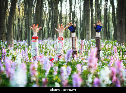 Deux jeunes filles se trouvant dans Blooming Meadow. Photo conceptuelle. Le printemps arrive. Scène magnifique et pittoresque. Découvrez le monde de la beauté. Banque D'Images