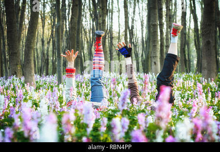 Deux jeunes filles se trouvant dans Blooming Meadow. Photo conceptuelle. Le printemps arrive. Scène magnifique et pittoresque. Découvrez le monde de la beauté. Banque D'Images