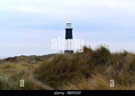 Phare de repousser les dunes de sable. Banque D'Images