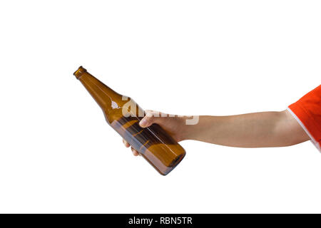 Portrait de femme main tenant une bouteille de bière sans étiquette isolé sur fond blanc. Clipping path :. Banque D'Images