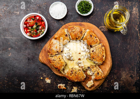 Le camembert cuit au four avec du pain aux herbes servi avec salade de tomates et d'huile d'olive Banque D'Images