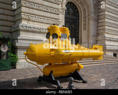 MONTE CARLO, MONACO : 26 MAI 2018 : mini-sous-marin jaune Anorep 1 devant le Musée océanographique (Musée océanographique). Banque D'Images