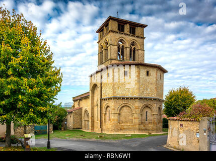 Chapeau de courrier.Église romane avec son clocher carré, département du Puy de Dome, Auvergne-Rhône-Alpes, France Banque D'Images