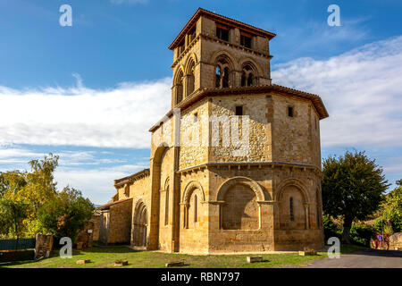 Chapeau de courrier.Église romane avec son clocher carré, département du Puy de Dome, Auvergne-Rhône-Alpes, France Banque D'Images