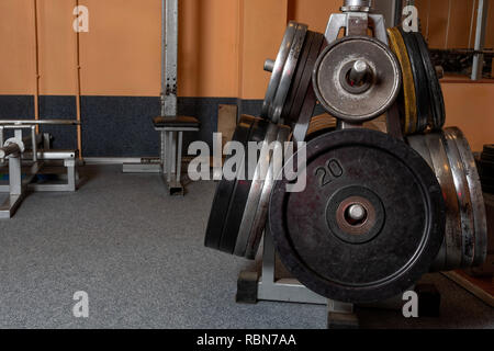 Les plaques d'haltères rack support dans la salle de sport - Image Banque D'Images