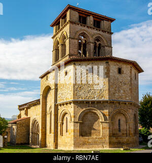 Chapeau de courrier.Église romane avec son clocher carré, département du Puy de Dome, Auvergne-Rhône-Alpes, France Banque D'Images