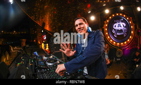 Dutch superstardj tiesto live au festival de musique de danse électronique tomorrowland Banque D'Images