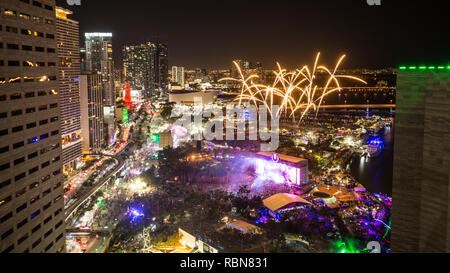 Live au sommaire de l'ultra music festival de Miami ou ultra ci-dessus à l'aide de Fireworks Banque D'Images