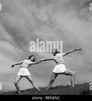 Les gymnastes, dans les années 40. Lalla Cassels dance troup. Deux des filles sont la formation et pose dans une danse sur une journée d'été. Photo Suède Kristoffersson Ref N145. Suède 1945 Banque D'Images