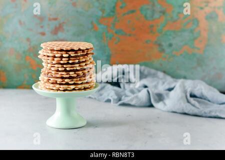 Une pile de Dutch gaufres avec du caramel au beurre salé sur un fond gris. Gaufre dessert sucré. Banque D'Images