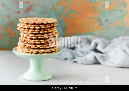 Une pile de Dutch gaufres avec du caramel au beurre salé sur un fond gris. Gaufre dessert sucré. Banque D'Images