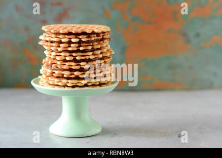 Une pile de Dutch gaufres avec du caramel au beurre salé sur un fond gris. Gaufre dessert sucré. Banque D'Images