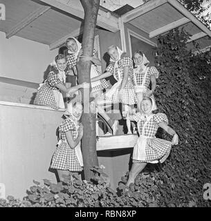 Les femmes dans les années 40. Un groupe de femmes posent ensemble danseurs vêtus de leurs costumes de scène que sont les robes à carreaux. Photo Suède Kristoffersson Ref V78-3. Suède 1947 Banque D'Images