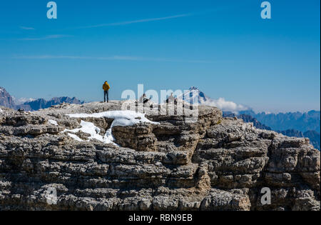 Les touristes d'admirer le paysage du Sass Pordoi (2950m). Pordoi est un col dans les Dolomites dans les Alpes, situé entre le groupe du Sella dans le nord une Banque D'Images