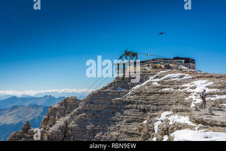 La station de téléphérique de Pordoi Pass (2.240 m), conduisant à Sass Pordoi (2,950 m), Groupe du Sella, Dolomites, Italie du nord, en Europe Banque D'Images