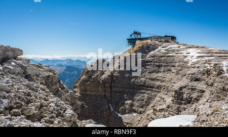 La station de téléphérique de Pordoi Pass (2.240 m), conduisant à Sass Pordoi (2,950 m), Groupe du Sella, Dolomites, Italie du nord, en Europe Banque D'Images