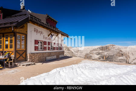 La cabane de montagne sur la route de Sass Pordoi au Piz Boe, Dolomites, Banque D'Images