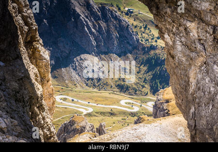 Un rocher windows à partir du Sass Pordoi plateau dans les Dolomites, Trentin-Haut-Adige, Italie du nord, l'Europe. Vue sur le col Pordoi avec serpentins leadin Banque D'Images