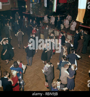 Danser dans les années 50. La piste de danse est remplie de couples de danseurs bien habillé, déménagement à la musique à un club. Un groupe de jazz joue sur scène. Nalen Stockholm Suède 1950 Banque D'Images