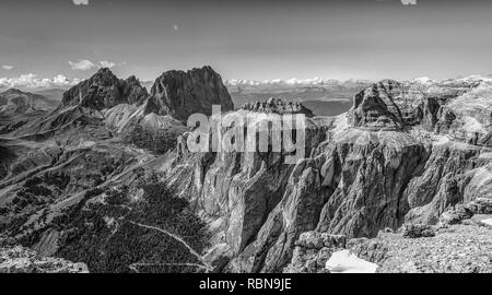 Montagnes Marmolada vu de la Sass Pordoi plateau dans les Dolomites, Trentin-Haut-Adige, Italie du nord, l'Europe - image en noir et blanc. Banque D'Images