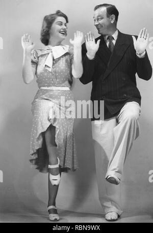 Danser dans les années 30. Un couple est représenté dansant ensemble lors du tournage d'un film. Acteurs Sickan Carlsson et Elof Ahrle 1939 Banque D'Images